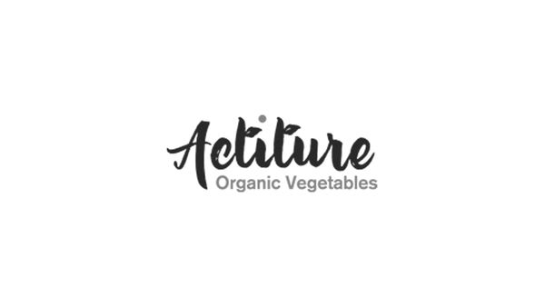 Actiture Logo in schwarzer Schrift mit kleinem Blatt über dem "i" und dem Text "Organic Vegetables" darunter