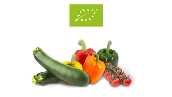 Zwei Bio Zucchini, vier Bio Paprikas und ein Strauch Bio Cherry Tomaten mit EU Bio Siegel