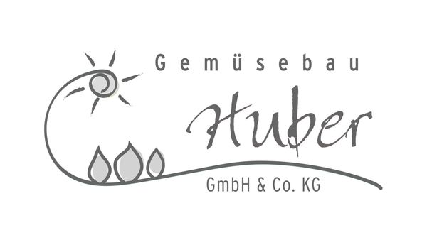 Gemüsebau Huber Logo in grauer Schrift mit gezeichneter Sonne, drei Blättern und einer geschwungenen Linie. Text "Gemüsebau Huber GmbH & Co. KG".