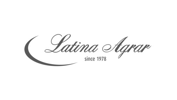 Latina Agrar Logo in geschwungener grauer Schrift mit einem grauen Halbkreis und dem Text "since 1978"