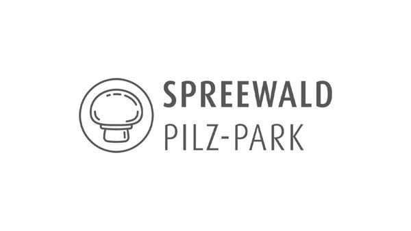 Spreewald Pilz-Park Logo in grauer Schrift mit einem stilisierten Pilz-Symbol links vom Text